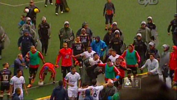 Mira la broncaza entre los jugadores de la San Martín y UTC al finalizar el partido. (Captura CMD)