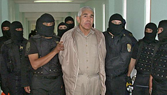En esta fotografía de archivo difundida por la Policía Federal Preventiva (PFP) de México el 29 de enero de 2005, miembros de la PFP escoltan al narcotraficante Rafael Caro Quintero, en el penal de Puente Grande en Guadalajara, estado de Jalisco, México. (Foto de MEXICAN FEDERAL POLICE / AFP)