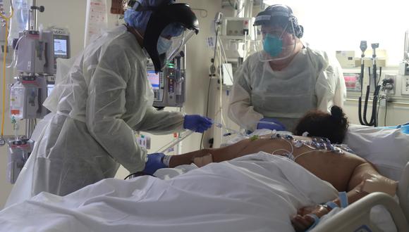 Imagen referencial. Personal médico atiende a un paciente de coronavirus en la Unidad de Cuidados Intensivos (UCI), en el Hospital Scripps Mercy en Chula Vista, California, EEUU, 12 de mayo de 2020. REUTERS/Lucy Nicholson