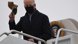 Joe Biden tropieza al subirse al Air Force One [VIDEO]