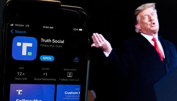 Esta ilustración fotográfica muestra una imagen del expresidente Donald Trump junto a la pantalla de un teléfono que muestra la aplicación Truth Social, en Washington, DC. (Foto: Stefani Reynolds / AFP)