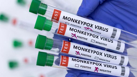 Los tubos de ensayo etiquetados como "virus de la viruela del mono positivo y negativo" se ven en esta ilustración. (Foto: Reuters)