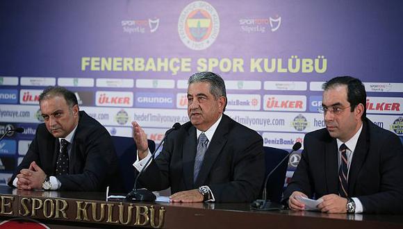 Directiva del club Fenerbahce en conferencia de prensa tras el atentado. (AFP)