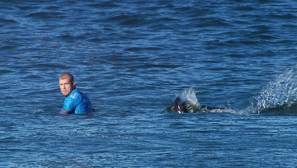 Fotografía de archivo que muestra al surfista australiano Mick Fanning siendo atacado por un tiburón durante la final del JBay surf Open en julio de 2015. (Foto: WSL / AFP)