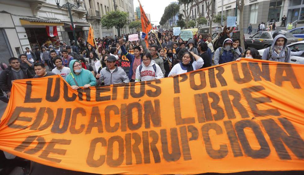 Luego del intento de dirigirse hacia el Ministerio Público, los manifestantes realizaron un plantón. (Atoq Ramón/Perú21)