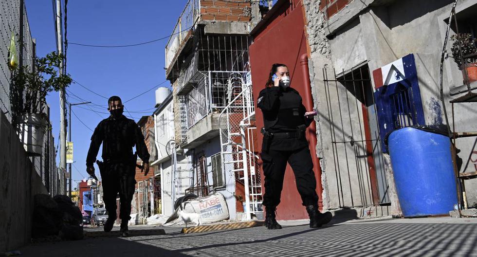 Imagen referencial de policía en un barrio de Buenos Aires. (JUAN MABROMATA / AFP).