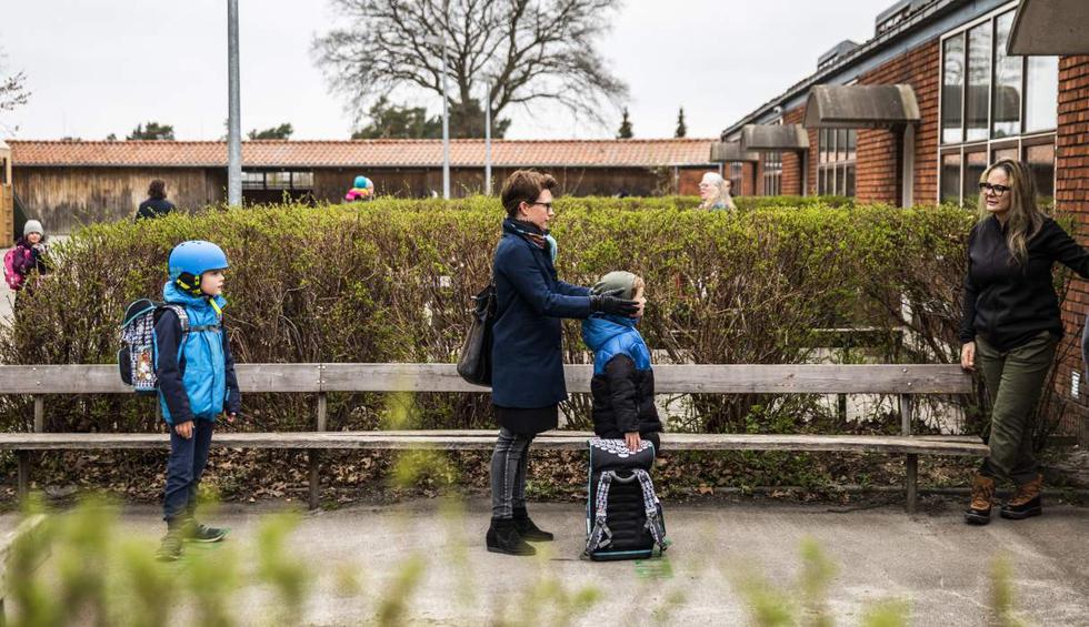Los pequeños daneses se convirtieron este miércoles en los primeros alumnos de Europa en regresar a clases tras ser afectados por semanas de confinamiento por el nuevo coronavirus. (Ólafur Steinar Gestsson / Ritzau Scanpix / AFP).