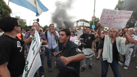 A RÍO REVUELTO... Aprovecharon protesta y huelga policial para saquear comercios. (AP)