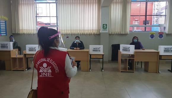 Personal del JNE supervisa la instalación de mesas de sufragio para la elección por delegados. (Foto: JNE)