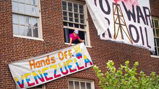 "Colectivo" chavista toma la embajada de Venezuela en Washington | FOTOS