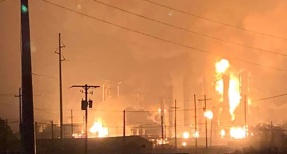 Esta imagen fue tomada Ryan Mathewson, quien vive aproximadamente a dos minutos de la planta con su familia, muestra fuego y llamas después de una explosión en una planta química en la ciudad de Port Neches, Texas, al este de Houston. (AFP)