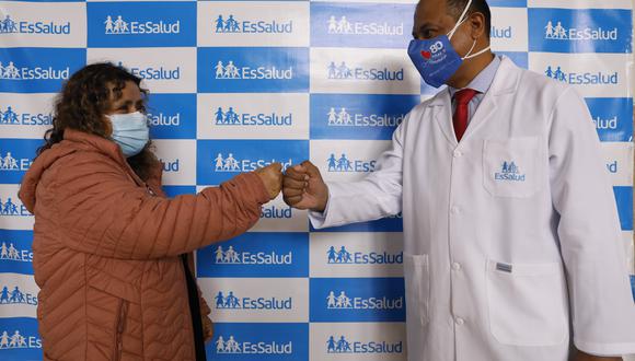 El doctor Charles Conde Obregón, médico de la Unidad de Retina y Vítreo del Departamento de Oftalmología del Hospital Guillermo Almenara, saluda a la paciente Julia Añorga Valverde.