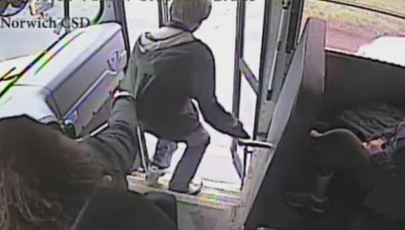 El video busca concienciar a la gente sobre los peligros de sobrepasar a un autobús escolar detenido. (Foto: NYup en YouTube)