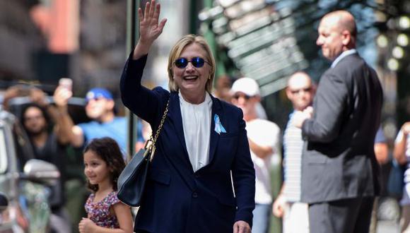 Hillary Clinton tuvo que dejar la ceremonia en Nueva York tras sentir malestares por ola de calor. (AP)