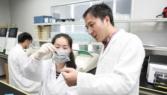 He Jiankui anunció en noviembre 2018 el nacimiento de gemelas con el ADN modificado para que sean inmunes al virus del Sida. (Getty)