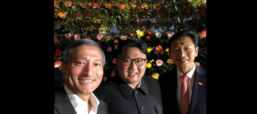"¿Adivinan dónde (estamos)?", escribió el canciller de Singapur en Twitter junto a un 'selfie' con Kim Jong-Un. (Twitter: @VivianBala)