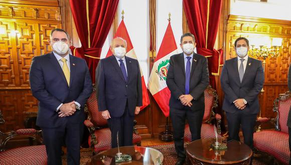 Manuel Merino de Lama se reunió este jueves con el primer ministro, Pedro Cateriano, en el Legislativo. (Foto: PCM)