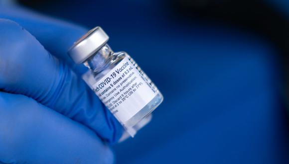 Una enfermera muestra un frasco de la vacuna Pfizer-BioNTech contra el coronavirus COVID-19 en el Departamento de Salud del condado de Chatham, Georgia, Estados Unidos. (SEAN RAYFORD / GETTY IMAGES NORTH AMERICA / AFP).