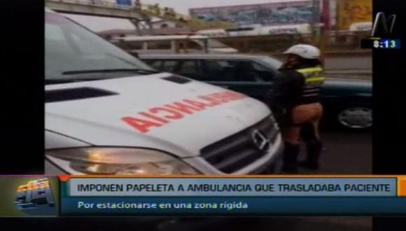 Mujer policía multó a chofer de ambulancia que trasladaba a paciente por estar mal estacionado. (Captura de TV)
