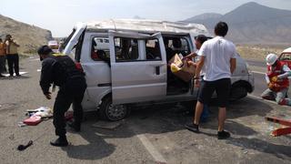 Vuelco de minivan deja dos muertos en La Libertad