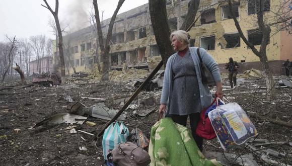 Una mujer camina fuera del hospital de maternidad dañado por los bombardeos en Mariupol, Ucrania. (Foto: AP/Evgeniy Maloletka)