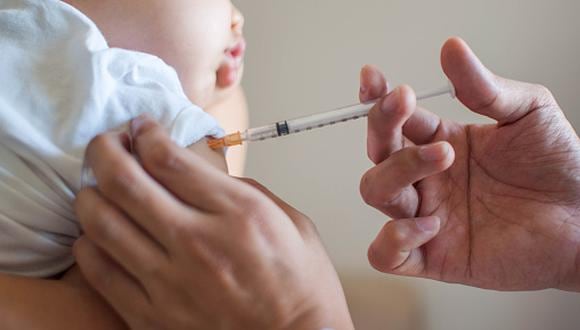 La infectóloga Lenka Kolevic advierte que se debe priorizar la atención de este grupo, así como el cumplimiento de su calendario de vacunación. (Foto: Getty Images / Referencial)