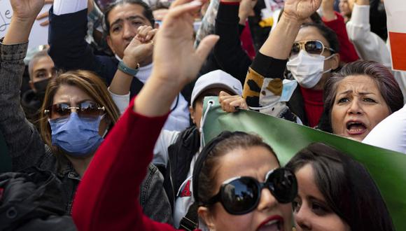 Los manifestantes gritan consignas mientras participan en una manifestación frente al consulado iraní en Estambul el 17 de octubre de 2022 después de la muerte del iraní Mahsa Amini, hace cinco semanas. (Foto de Yasin AKGUL / AFP)