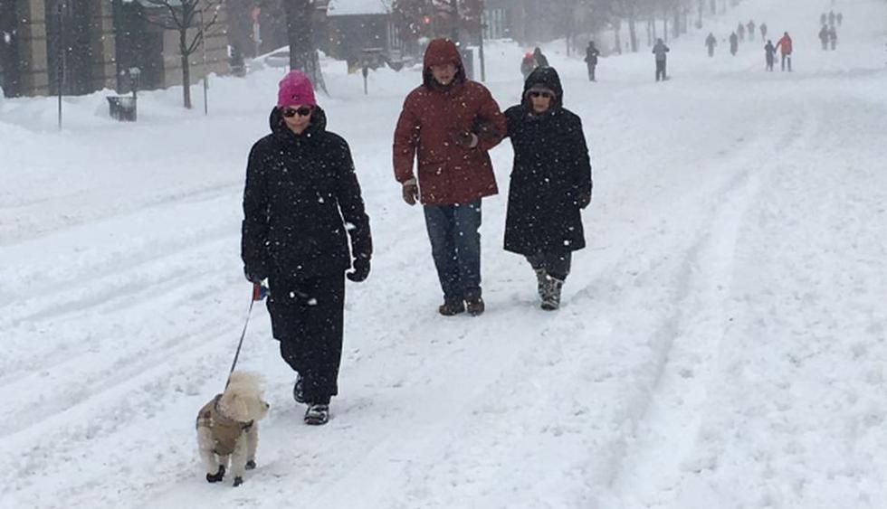Ciudadanos de Washington D.C. caminan por las calles cubierta por la nieve. (Créditos: María de los Ángeles Franco)