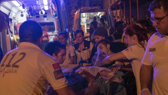 Primero auxilios llevan a hombre herido al hospital tras atentado en Turquía. (AFP)