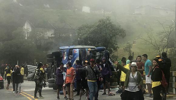 Un bus que transportaba a hinchas del Barcelona de Ecuador sufrió un accidente y 10 personas perecieron. (Foto: Twitter @lorelopez92)
