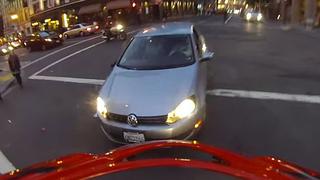 YouTube: Motociclista chocó contra auto, salió disparado y cayó de pie ileso