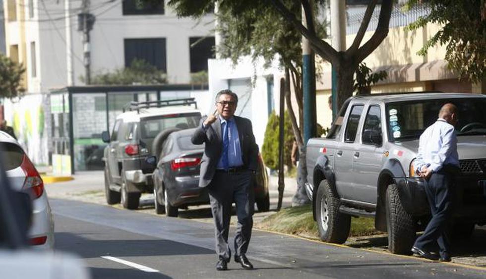 César Nakazaki, uno de los abogados de Humala y Heredia, llegó a la vivienda de sus defendidos en Surco. (Piko Tamashiro)
