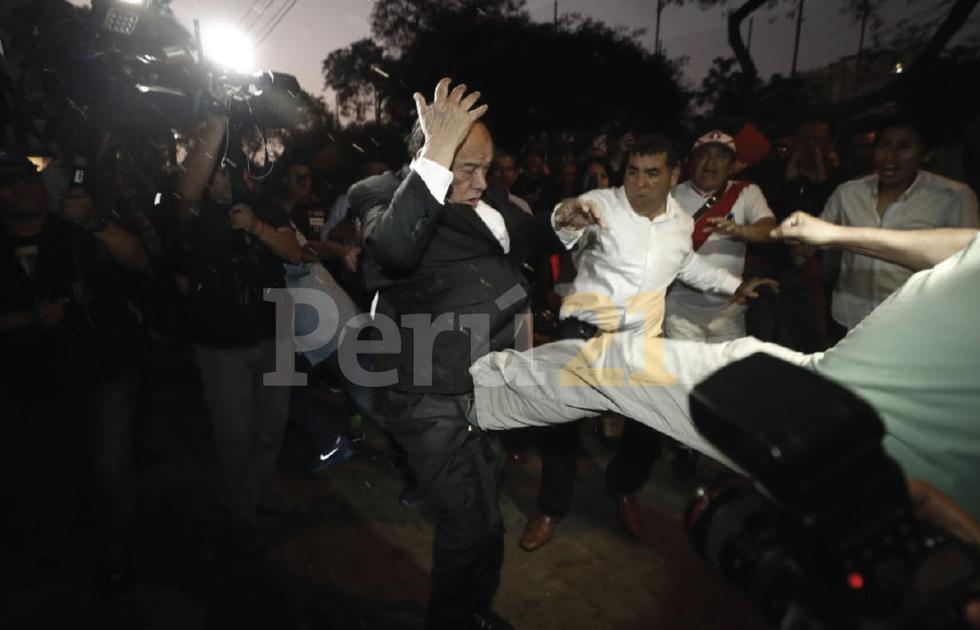 Luis Alva Castro es brutalmente agredido a su salida de la residencia del embajador de Uruguay. (César Campos)