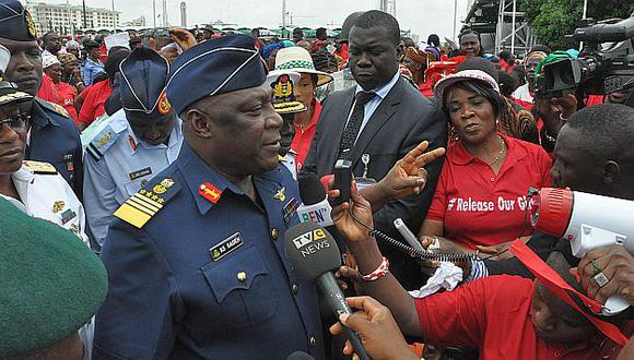 El jefe de la Defensa aérea de Nigeria, Alex Badeh, declaró ante miles de manifestantes. (AP)