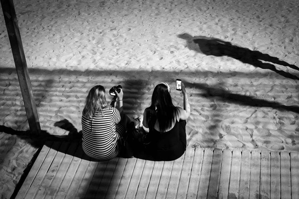 En la playa, los celulares son los principales aliados para encontrar a ese amigo o familiar perdido. (Foto: Jerome Rader)