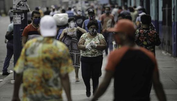Lima 07 de mayo de 2020 
Miles de personas incumplen con el aislamiento social para frenar el coronavirus en la avenida aviación, La Victoria.

Foto: joel alonzo/GERC