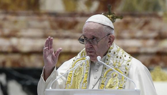 El Papa Francisco entrega su Bendición Urbi et Orbi, después de celebrar la Misa de Pascua el 4 de abril de 2021 en la Basílica de San Pedro en el Vaticano durante la pandemia de COVID-19. (Foto de Filippo MONTEFORTE / POOL / AFP)