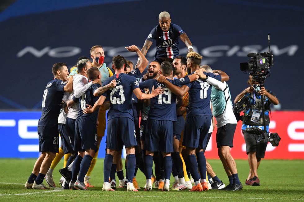 Paris Saint-Germain players celebrate their win at the end of the UEFA Champions League semi-final football match between Leipzig and Paris Saint-Germain at the Luz stadium, in Lisbon on August 18, 2020. (Photo by David Ramos / POOL / AFP)