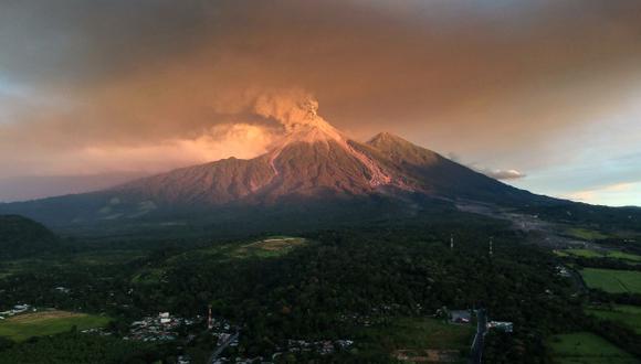 Vista del volcán Fuego en erupción, como se vio en Escuintla, Guatemala, el 19 de noviembre de 2018. (Foto: EFE)