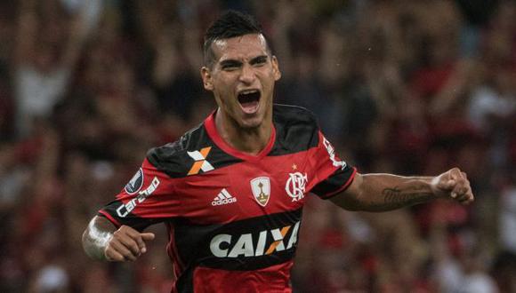 Miguel Trauco iniciaría como titular en el Fluminense-Flamengo por la Copa Sudamericana. (AFP)