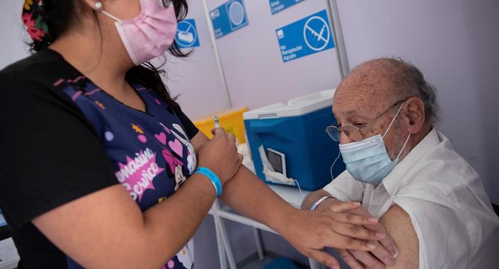 Una enfermera le administra una vacuna contra el coronavirus covid-19 a un adulto mayor en un centro de vacunación masivo localizado en la comuna de La Florida, Chile. (Foto: EFE/Alberto Valdés).