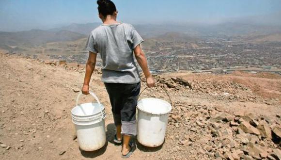 Sedapal distribuye agua potable en forma gratuita a través de camiones cisterna. (Foto: El Comercio)