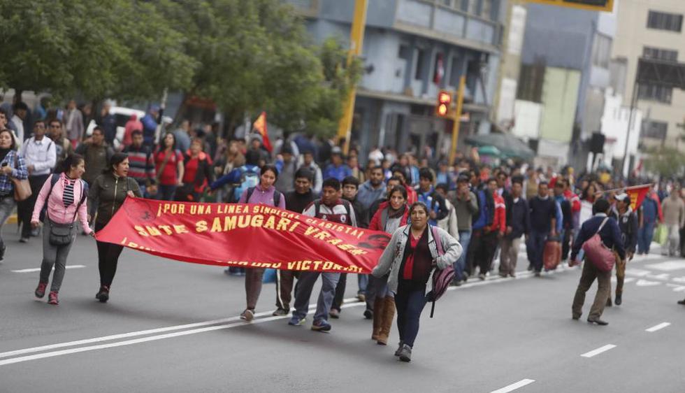 Profesores provenientes del VRAEM marchan en la avenida Abancay. (César Campos)