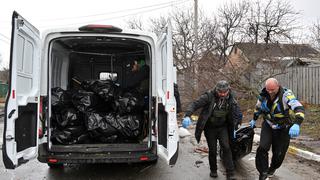 Hallan decenas de cadáveres en una fosa común en la capital de Ucrania