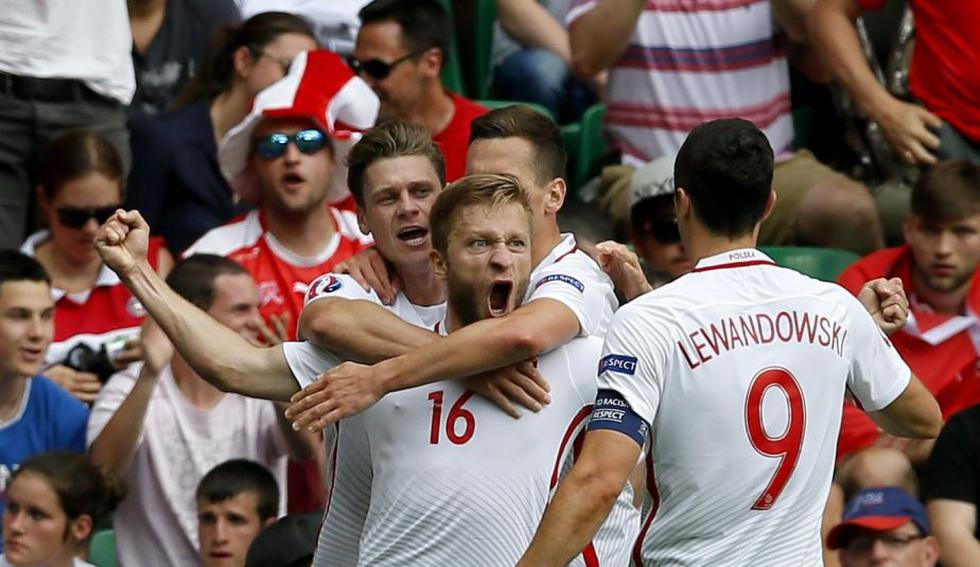 Polonia se enfrentará al ganador del Portugal-Croacia. (EFE)
