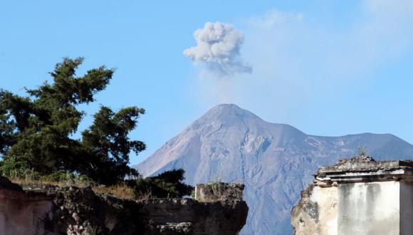 El volcán de Fuego arroja ceniza, como se ve desde Antigua Guatemala, departamento de Sacatepequez, a 45 km al sureste de la ciudad de Guatemala. (Foto: EFE)