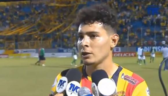 Futbolista hondureño comete blooper en vivo: “saludos a mi novia, a mi mujer y a mi suegra”. (YouTube)