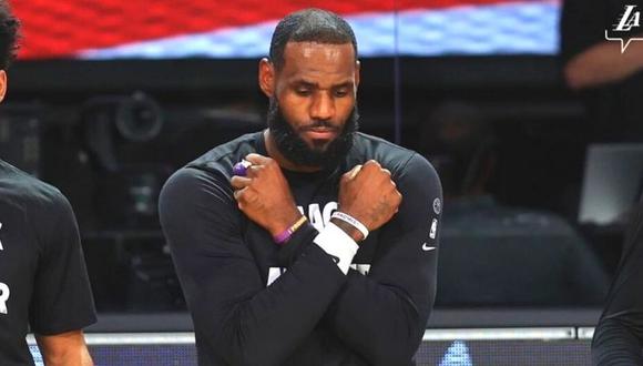 La máxima estrella de la NBA mostró su pesar por la partida de actor Chadwick Boseman e imitó gesto del superhéroe durante partido de los Lakers.