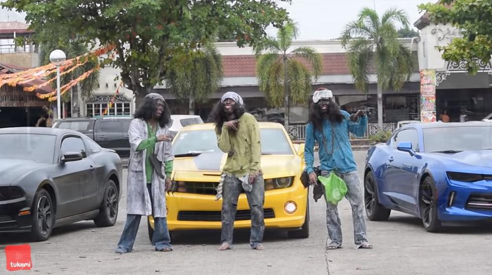 'Youtubers' disfrazados de vagabundos paralizan la ciudad a bordo de lujosos autos. (YouTube)