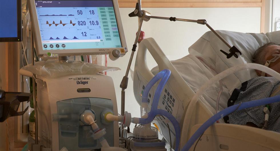 En esta foto de archivo tomada el 4 de diciembre de 2020, se ve a un paciente positivo de COVID-19 en un ventilador en el Hospital UMass Memorial en Worcester, Massachusetts. (AFP).